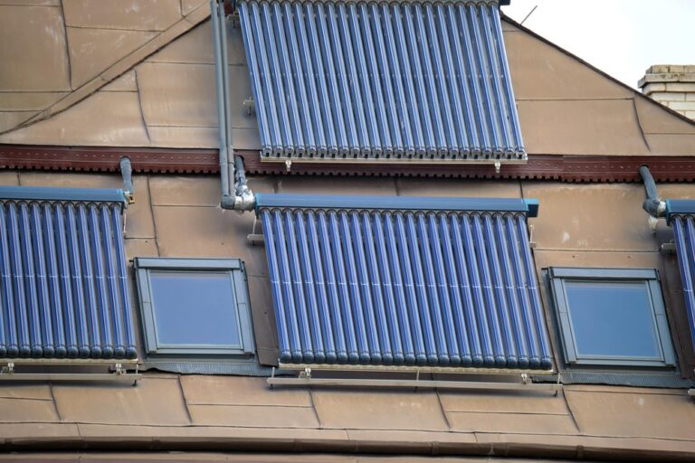 Solarkollektoren auf einem Hausdach