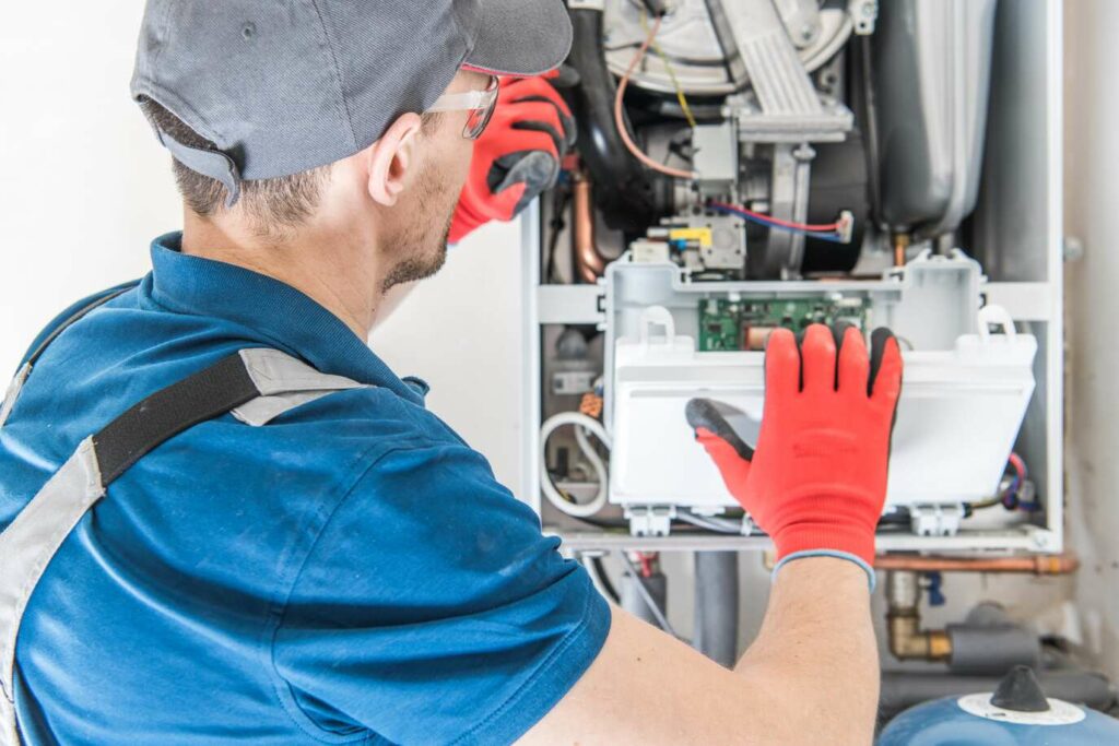 Techniker wartet eine Gas-Brennwerttherme