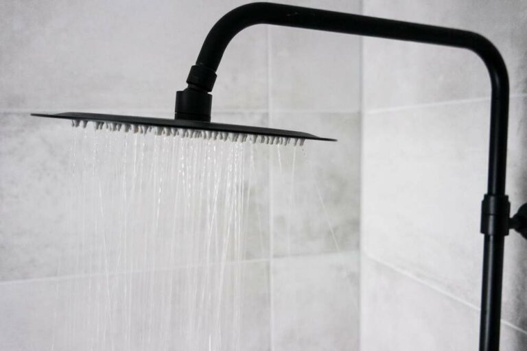 Regenbrause mit laufendem Wasser