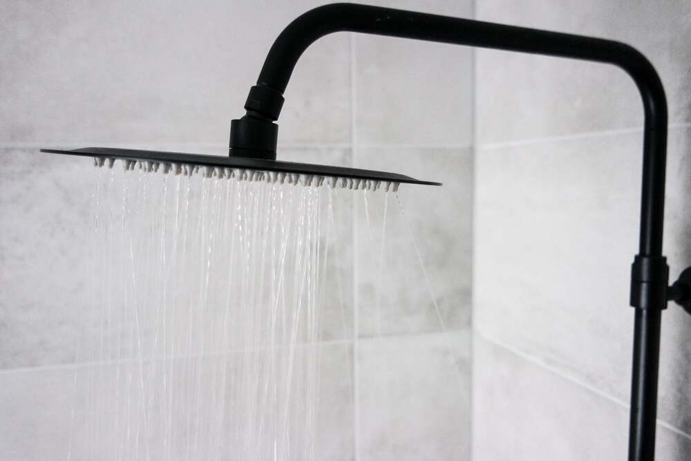 Regenbrause mit laufendem Wasser