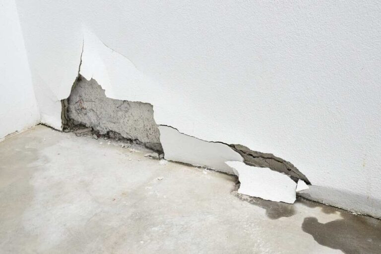 Feuchteschaden an der Wand mit abgeplatztem Putz