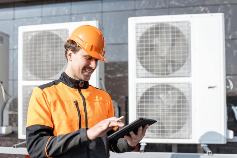 Techniker prüft die Außengeräte einer Wärmepumpe