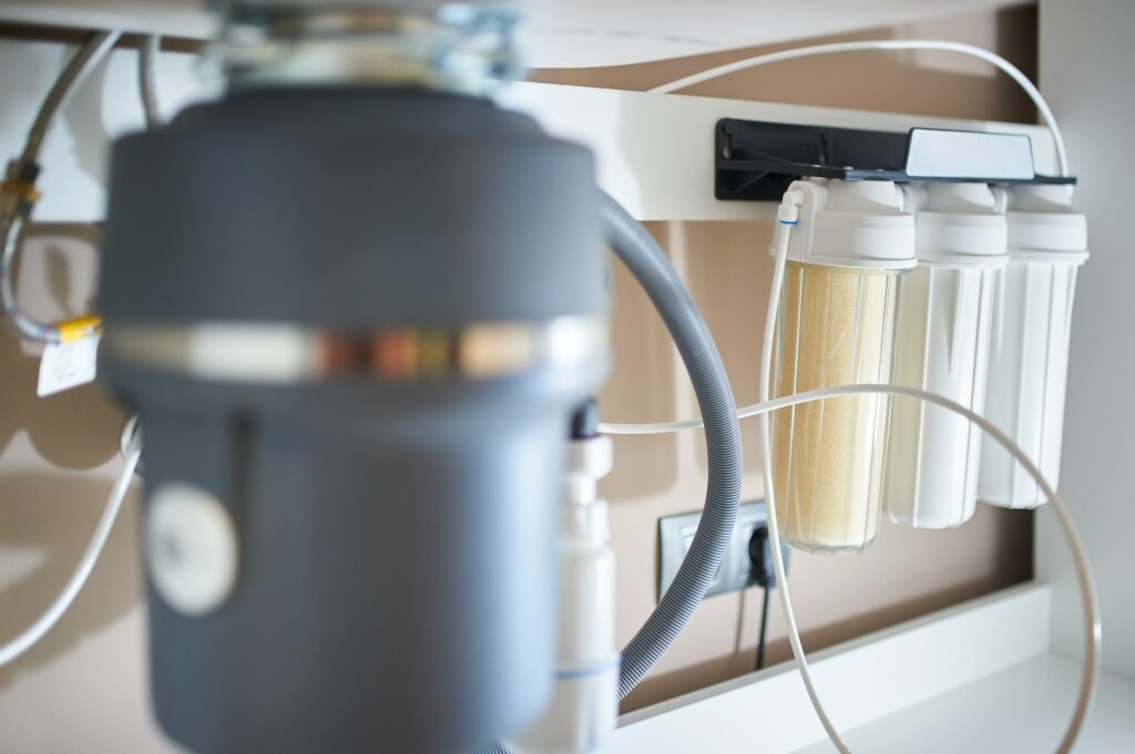 Trinkwasserfilter-Anlage unter der Spüle