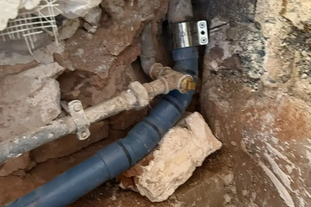 Rohrbruch in Karlsruhe: freigelegte Wasserleitung nach Reparatur durch BT-Haustechnik