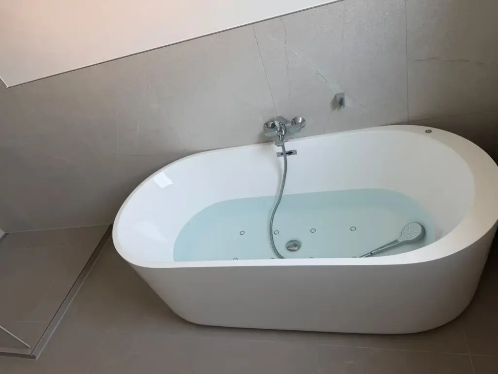 Badsanierung Karlsruhe: freistehende Badewanne im sanierten Dachgeschossbad