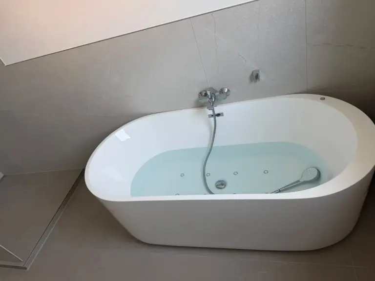 Badsanierung Karlsruhe: freistehende Badewanne im sanierten Dachgeschossbad