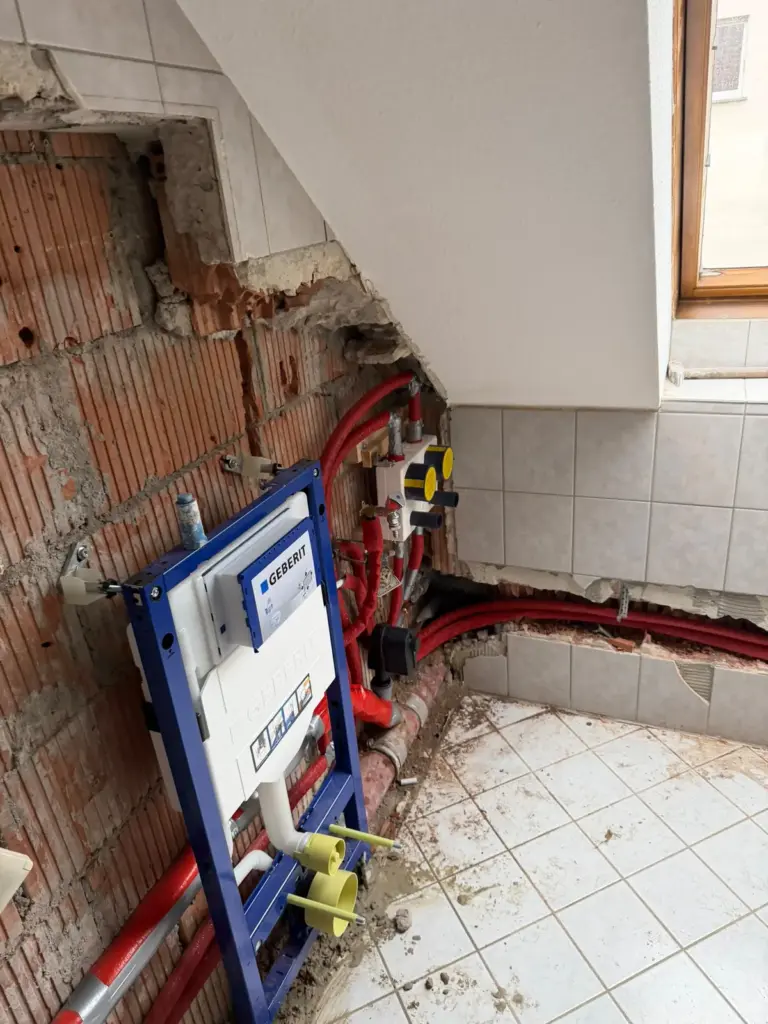Vorwandelement und neu verlegte Leitungen im Rohbau einer Badsanierung