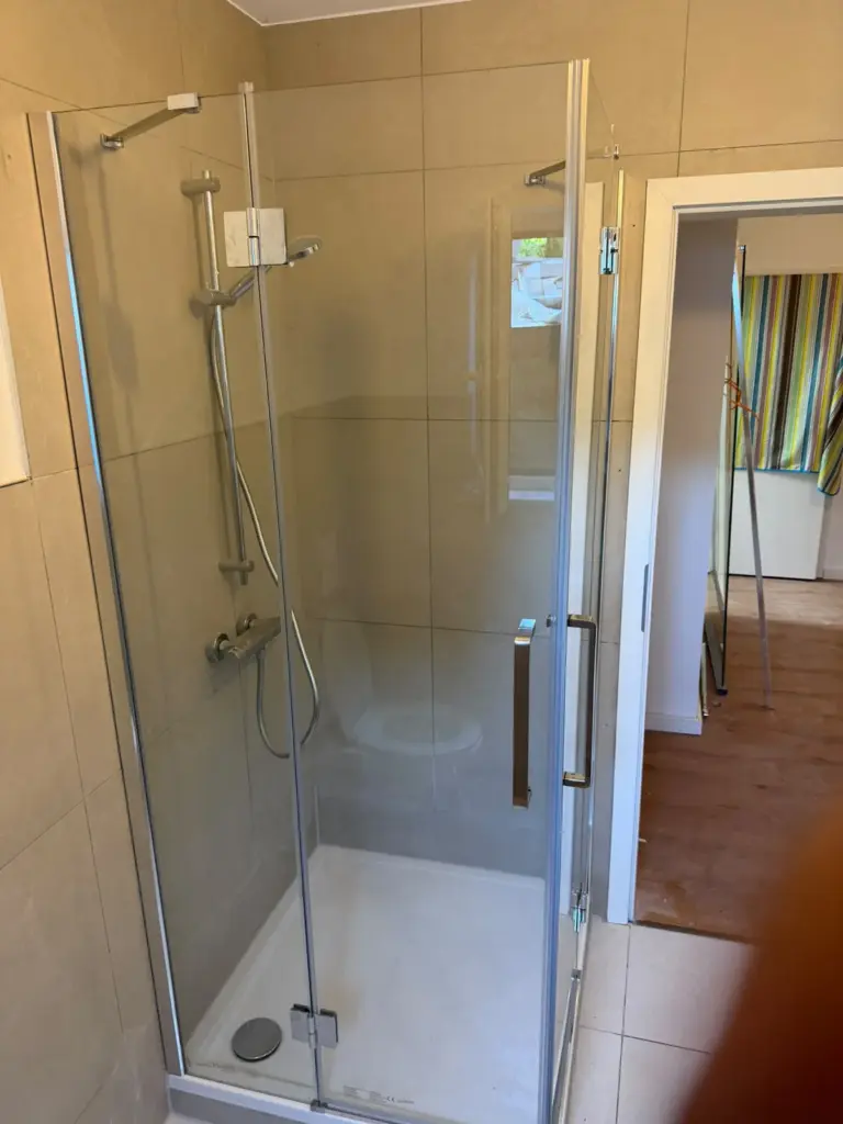 Barrierefreie Badezimmer: großzügige Dusche mit Glasabtrennung und flachem Einstieg