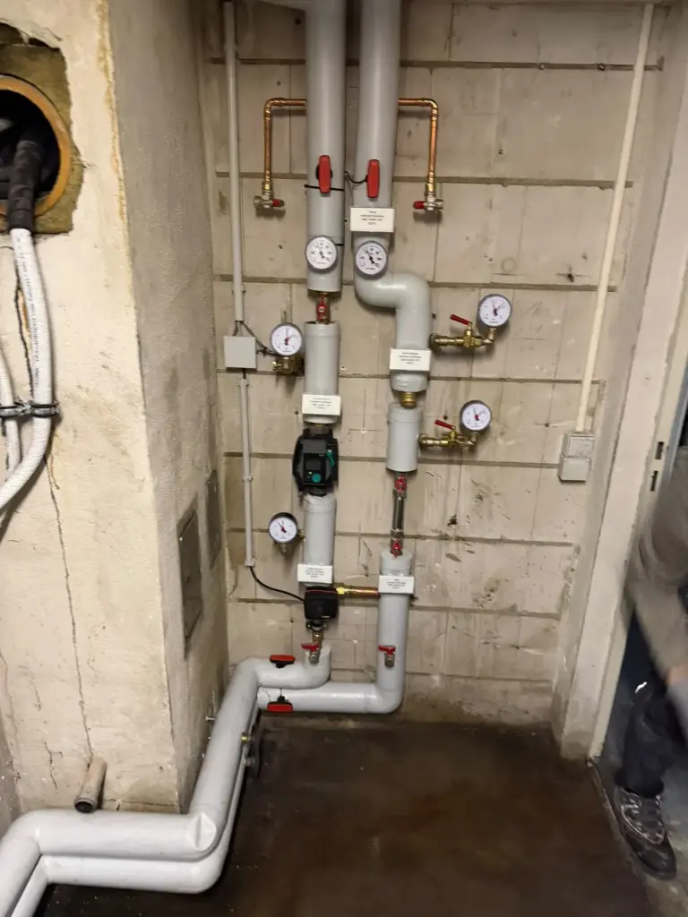 Grauwassernutzung: getrennt verlegte Rohrleitungen im Technikraum