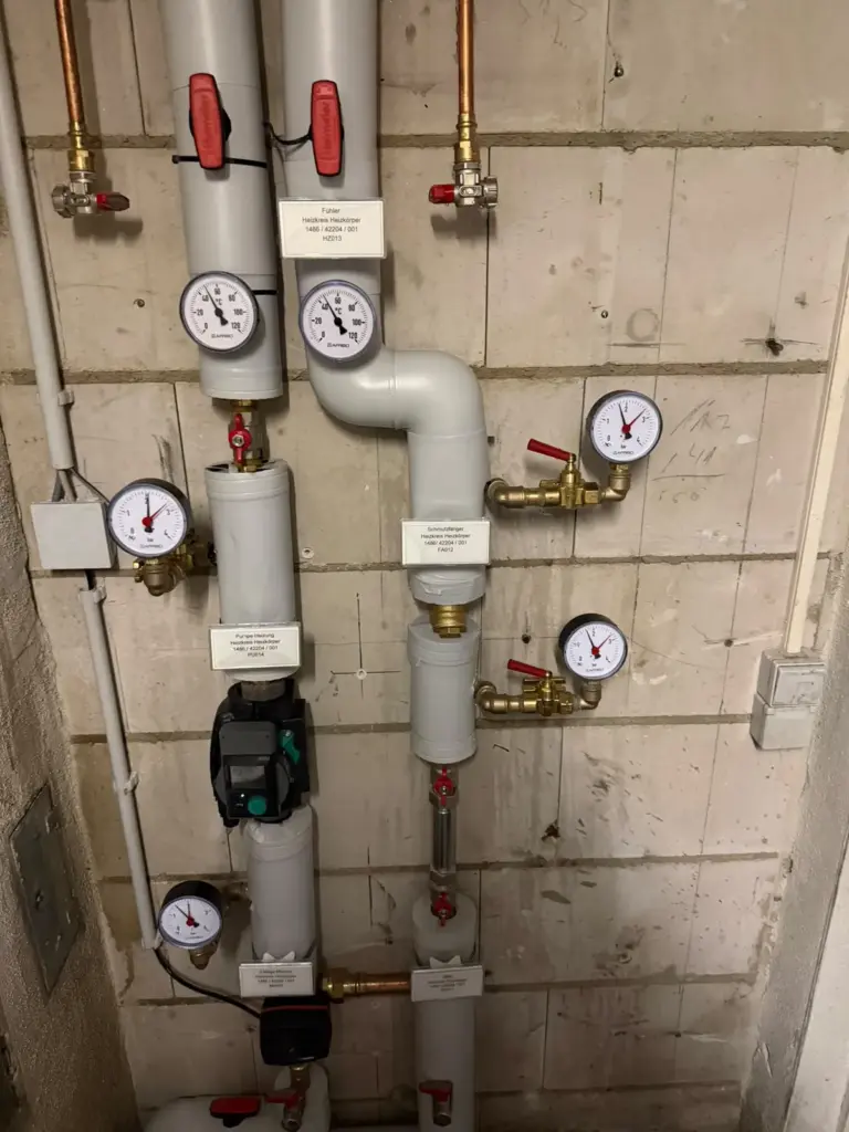 Haustechnik: Heizungsverteiler mit Pumpen, Manometern und Absperrventilen