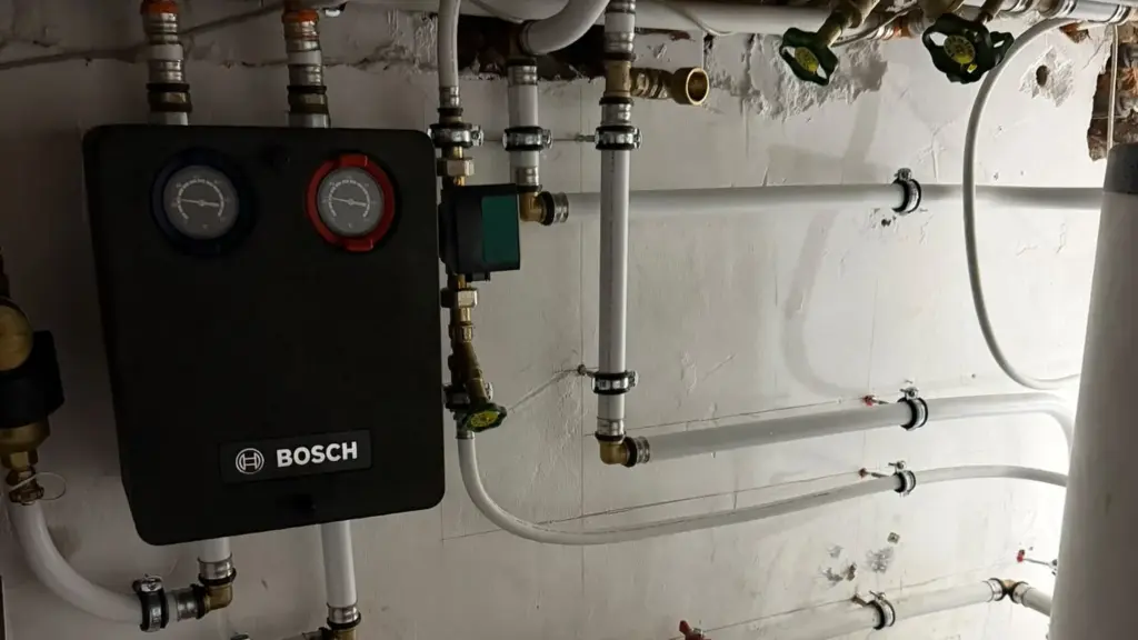Heizung Karlsruhe: neu installierte Heizungsstation mit Pumpengruppe