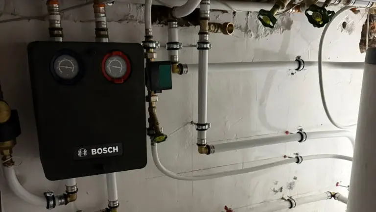 Heizung Karlsruhe: neu installierte Heizungsstation mit Pumpengruppe