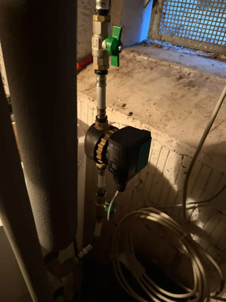 Heizungssysteme Heidelberg: Heizungsumwälzpumpe mit Absperrhahn im Heizungskeller