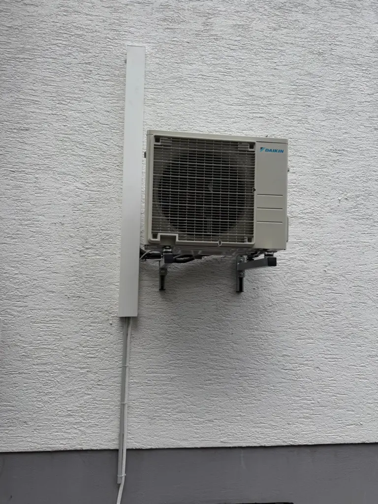 Klimaanlagen Heidelberg: Außengerät einer Split-Klimaanlage an der Hausfassade
