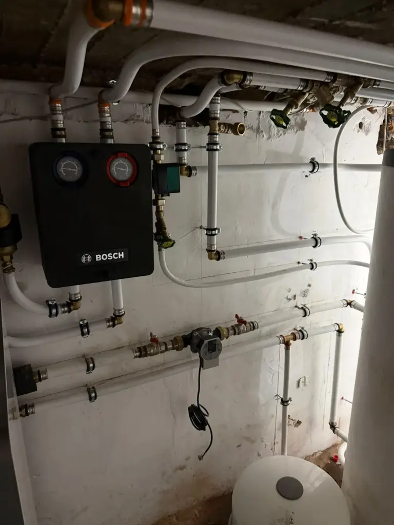Moderne Heizungssysteme: neu installierte Heizungsstation mit Pumpengruppe