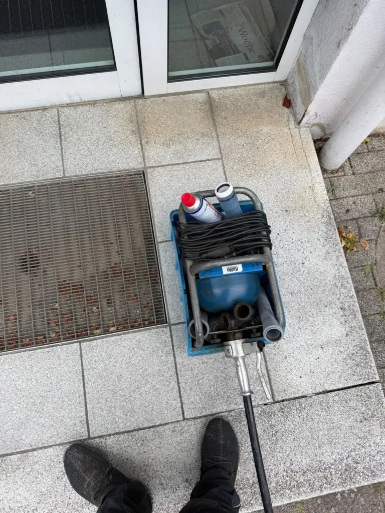 Rohrreinigung Karlsruhe: elektrische Rohrreinigungsmaschine von BT-Haustechnik am Hofablauf